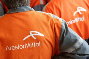 Workers listen to French President's speech during a visit at ArcelorMittal steel factory in Florange, Eastern France, September 26, 2013. REUTERS/Philippe Wojazer (FRANCE - Tags: POLITICS BUSINESS EMPLOYMENT)